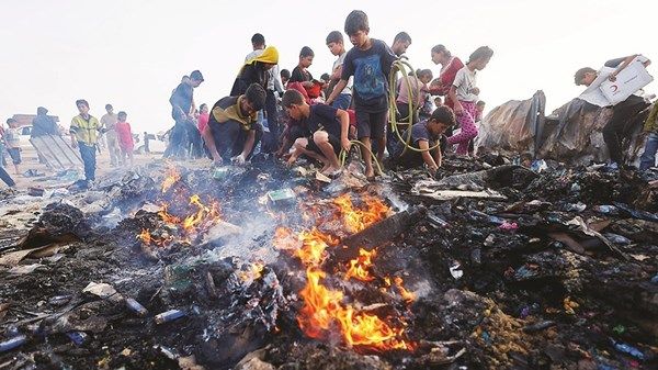 إسرائيل تكثف غاراتها على جنوب ووسط غزة