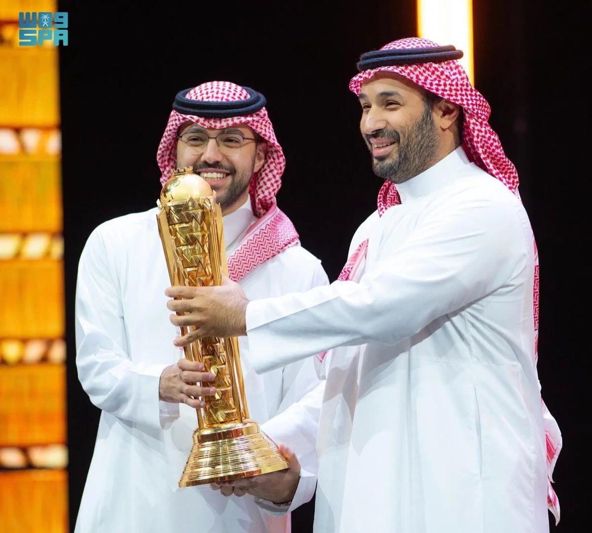 ولي العهد السعودي يتوّج أبطال العالم في كأس الرياضات الإلكترونية 2025