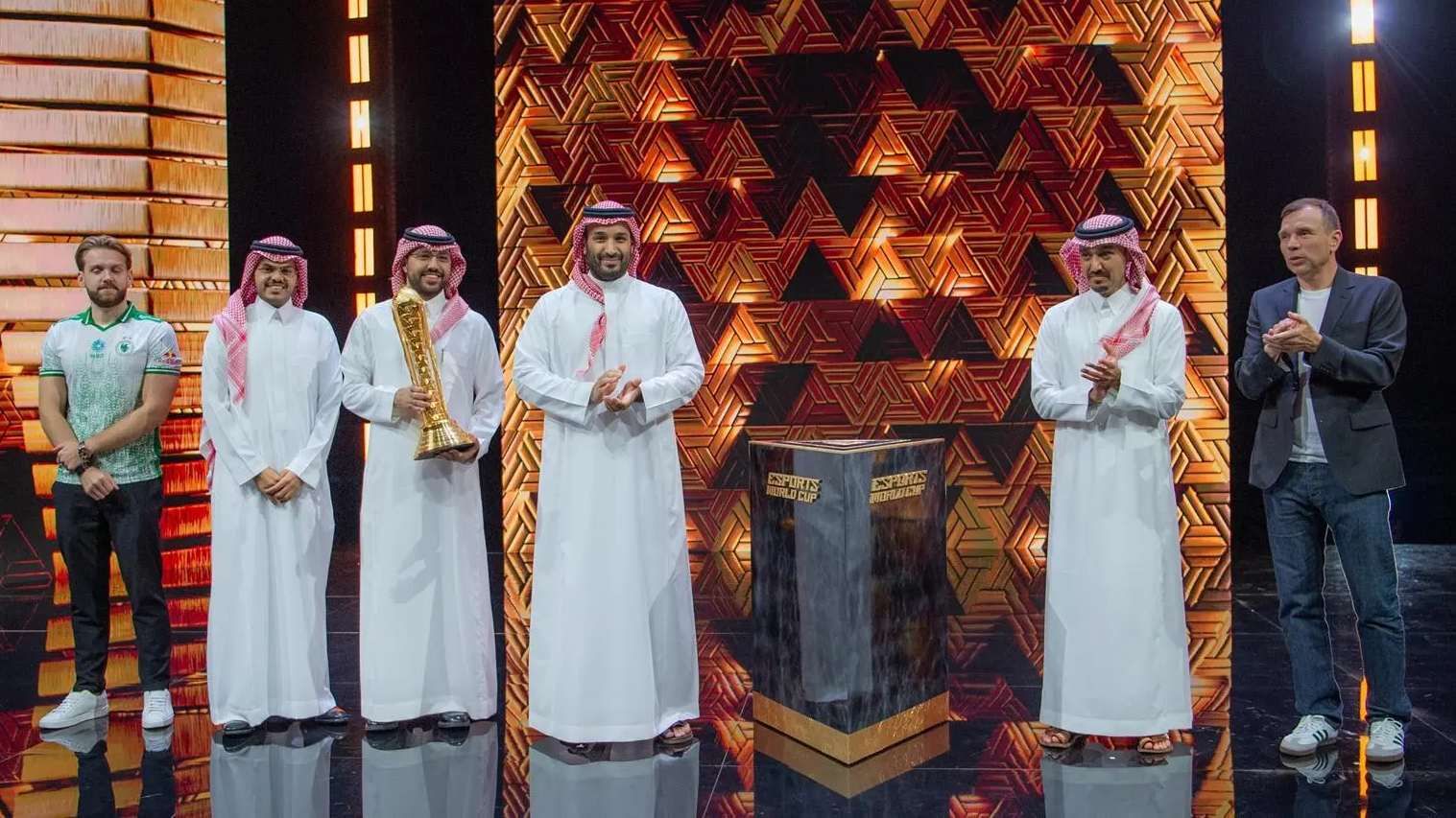 ولي العهد السعودي يتوّج أبطال العالم في كأس الرياضات الإلكترونية 2025