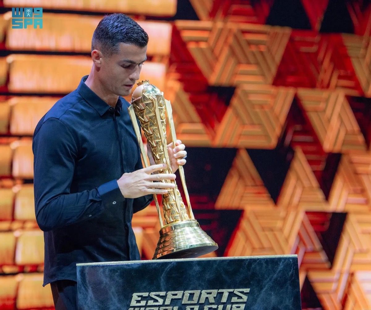 ولي العهد السعودي يتوّج أبطال العالم في كأس الرياضات الإلكترونية 2025