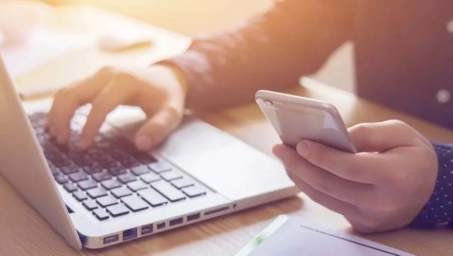 من يملك العمال الرقميين؟