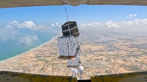 الإمارات تُنفذ الإنزال الجوي الـ81 للمساعدات الإنسانية ضمن عملية «طيور الخير» لدعم غزة