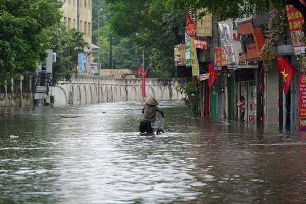 الإعصار كاجيكي يقتل 3 أشخاص ويغمر شوارع هانوي في فيتنام