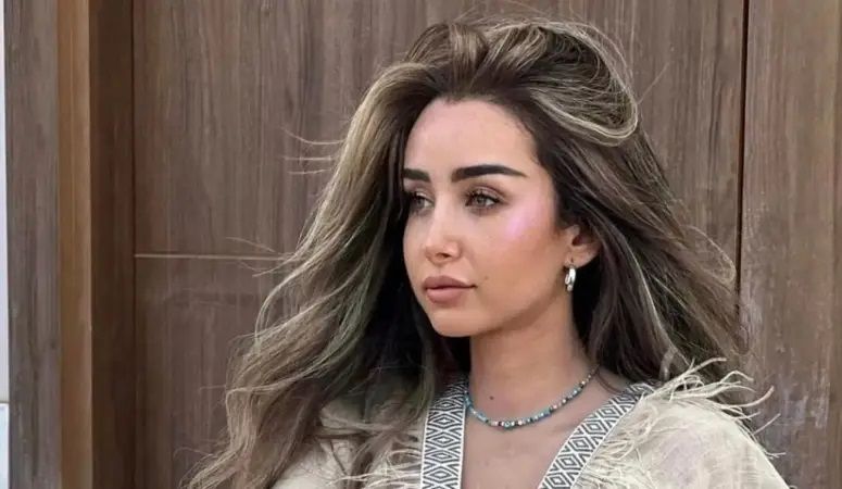 بالورود .. شاهد هنا الزاهد تستعرض أنوثتها بظهور رقيق