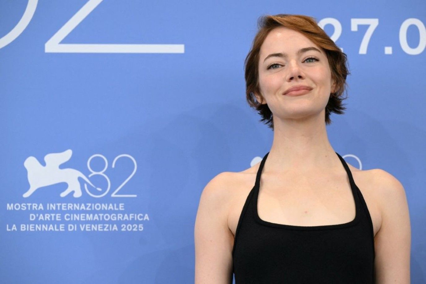 إيما ستون تمزح مع حضور مؤتمرها الصحفي لفيلم Bugonia في مهرجان فينيسيا 2025: "أؤمن بجود الكائنات الفضائية"