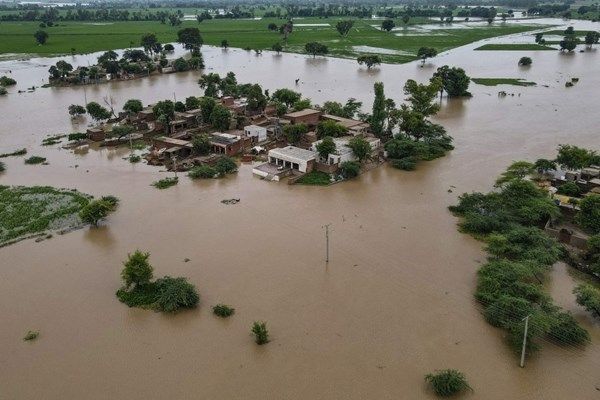 باكستان تغير مسار تدفق مياه الفيضانات لإنقاذ المدن