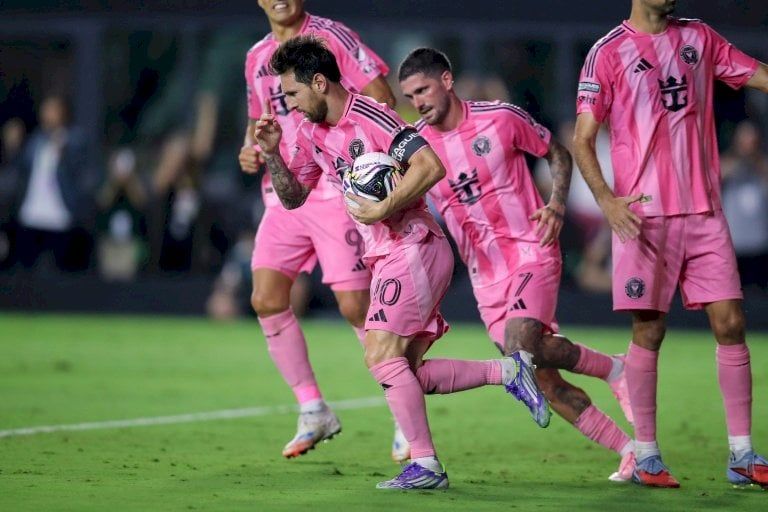 ميسي يتألق بهدفين ويقود إنتر ميامي إلى نهائي كأس الرابطتين