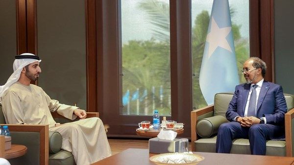 رئيس جمهورية الصومال الفيدرالية يستقبل شخبوط بن نهيان آل نهيان