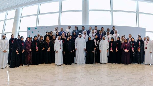 أحمد بن محمد يلتقي الخريجين المبتعثين لجامعات عالمية ويُكرّم متفوقي المرحلة الثانوية في دبي
