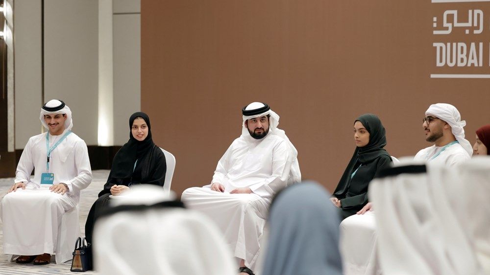 أحمد بن محمد يلتقي الخريجين المبتعثين لجامعات عالمية ويُكرّم متفوقي المرحلة الثانوية في دبي