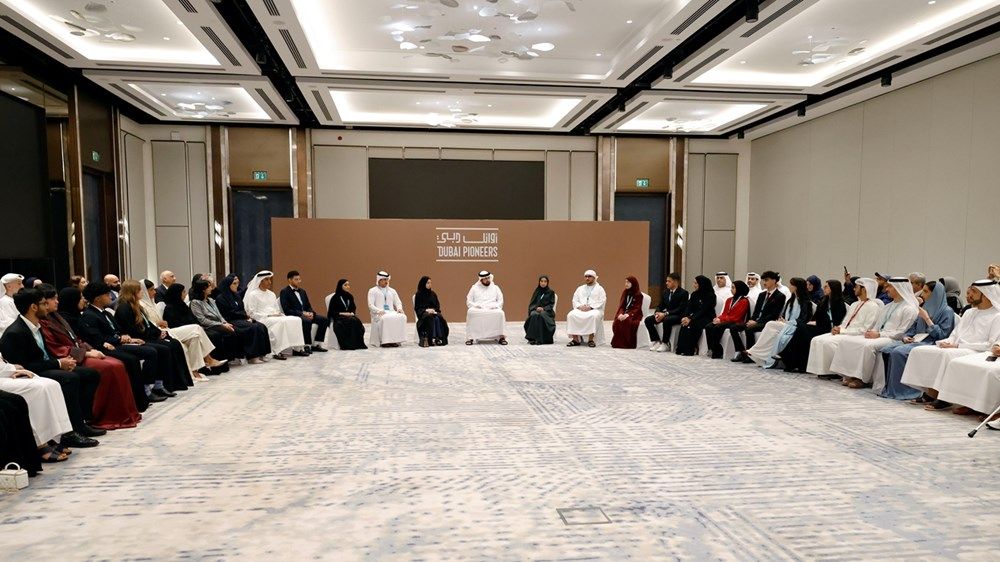 أحمد بن محمد يلتقي الخريجين المبتعثين لجامعات عالمية ويُكرّم متفوقي المرحلة الثانوية في دبي