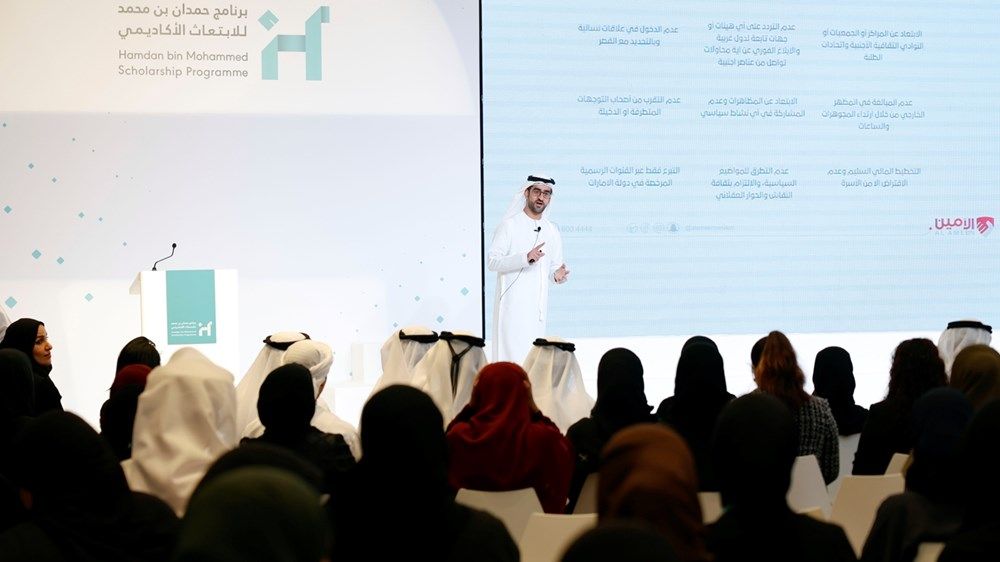 أحمد بن محمد يلتقي الخريجين المبتعثين لجامعات عالمية ويُكرّم متفوقي المرحلة الثانوية في دبي