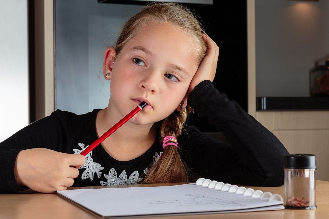 كيف تربين طفلاً يحب الفن والقراءة مع اقتراب موسم المدارس؟