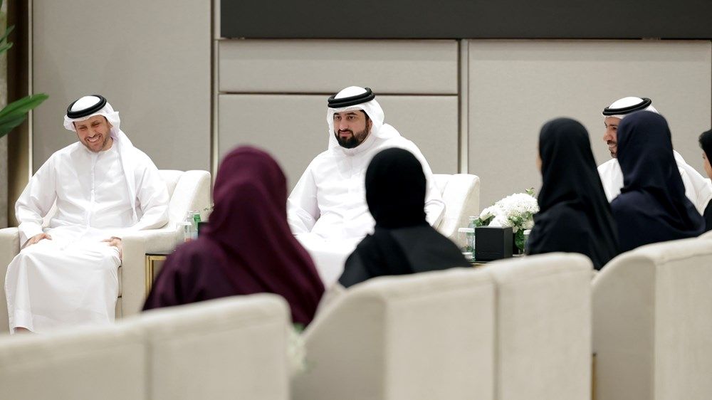 أحمد بن محمد يلتقي الخريجين المبتعثين لجامعات عالمية ويُكرّم متفوقي المرحلة الثانوية في دبي