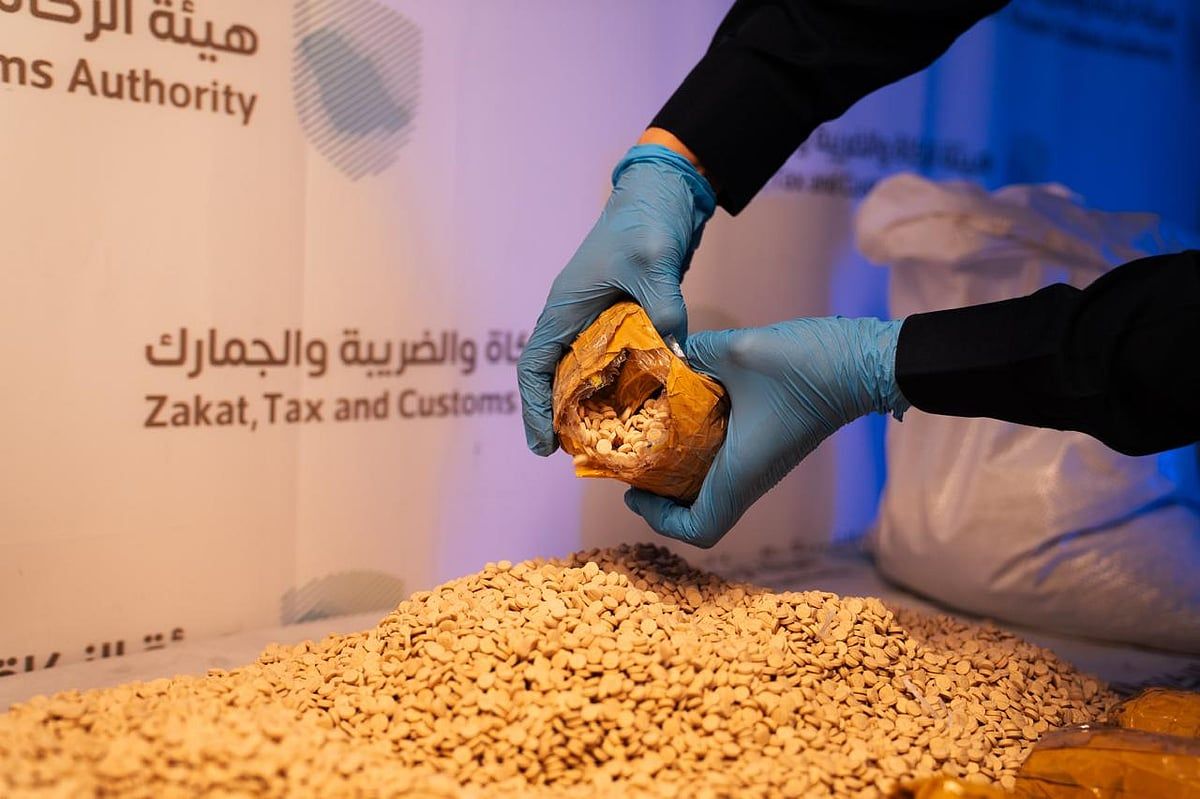 "زاتكا" تحبط تهريب أكثر من 300 ألف حبة كبتاجون عبر منفذي الحديثة وجسر الملك فهد
