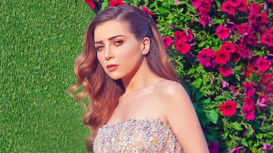 مي عز الدين تخطف الأنظار بإطلالة صيفية على شاطئ البحر – صور