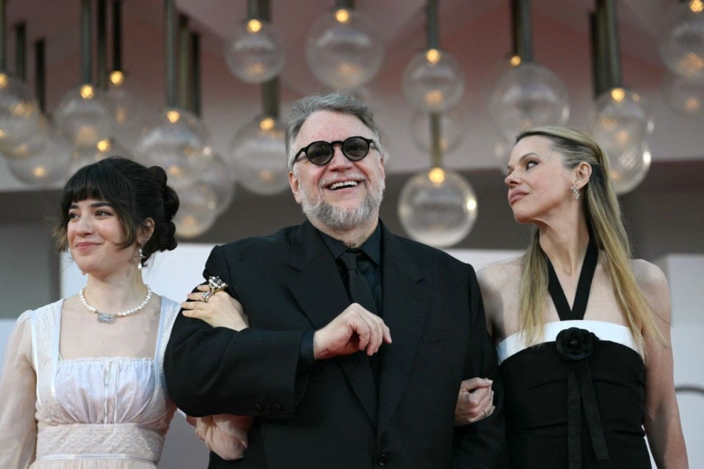 نجوم وصُناع السينما على السجادة الحمراء لعرض Frankenstein بـ مهرجان فينيسيا السينمائي 2025