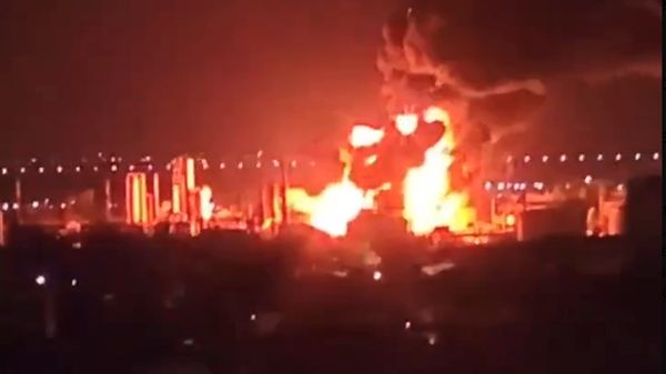 أوكرانيا: حرائق في مصفاتي نفط في روسيا إثر قصفهما