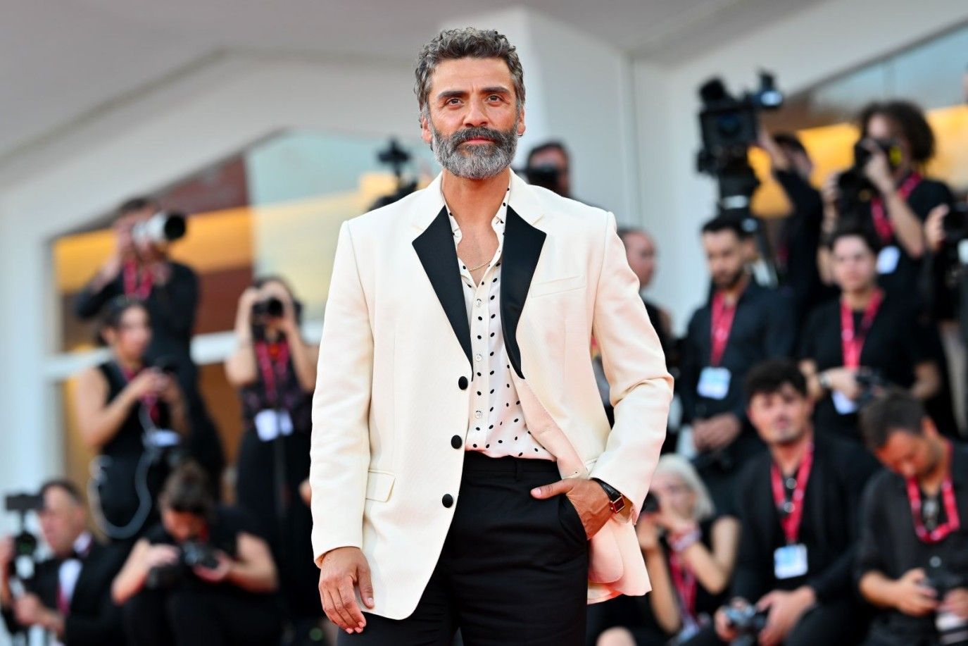 أوسكار إسحاق من مهاجر لاتيني إلى جوائز مهرجان فينيسيا السينمائي