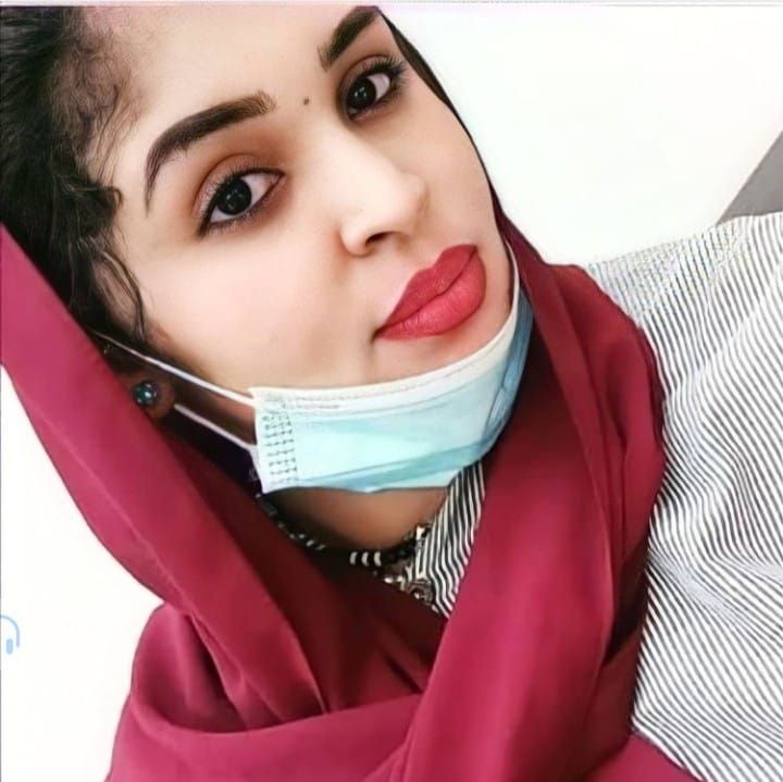 شاهد.. وزيرة القراية السودانية الحسناء تنشر مقطع لشاعر تغزل فيها بقصيدة شعرية “ركيكة” والجمهور يعلق بطريقة ساخرة: (شعر زي جري الكلب في اللوبة والمشكلة انك مصدقة وفرحانة)