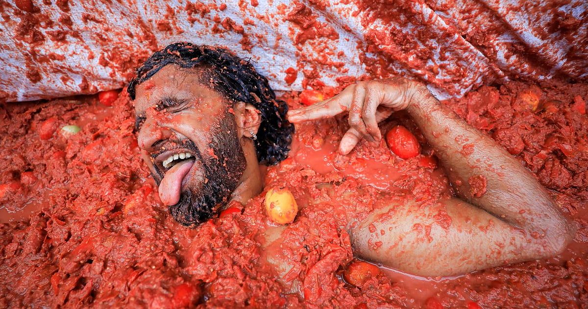 الأسبوع في 8 صور: حرب الصلصة تشتعل في إسبانيا.. وأفواه جائعة في غزة