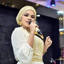 شاهد بالفيديو.. الفنانة هالة عمر تثير ضجة إسفيرية واسعة وتعرض نفسها لسخرية الجمهور بإقدامها على “حركة” غريبة أثناء إحيائها حفل بالخليج