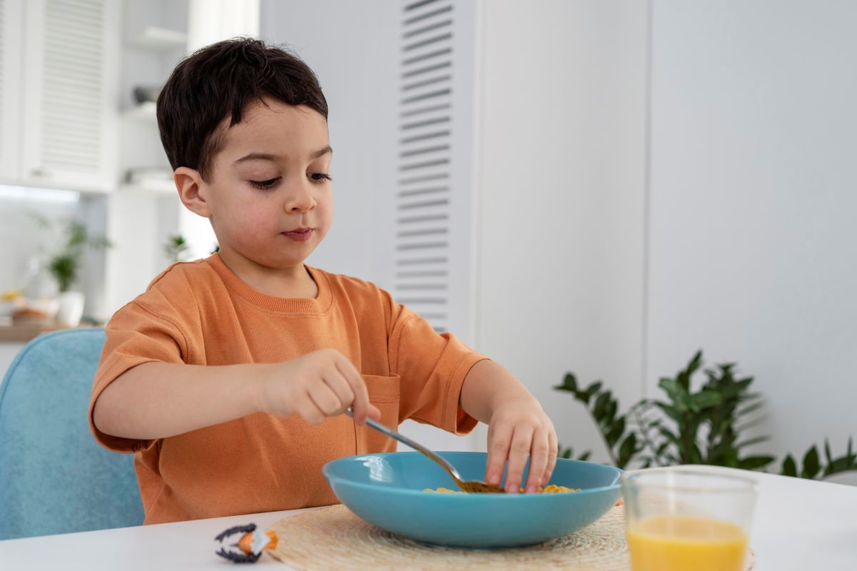 كيف تجعلين طفلك يسمع كلامك وهو مقتنع أنه يتخذ قراراته بنفسه؟
