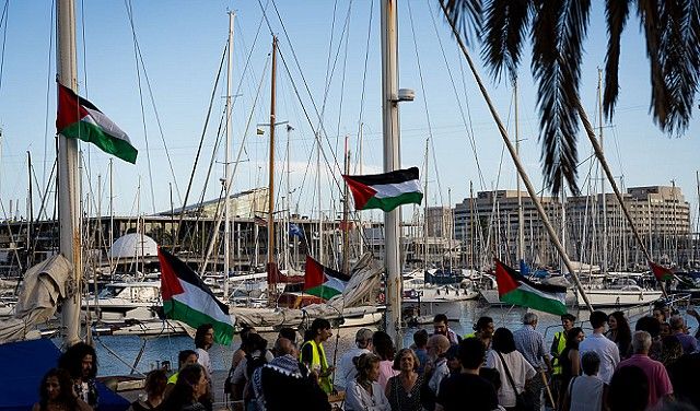 بالفيديو والصور: أكبر أسطول تضامني ينطلق من برشلونة لكسر حصار غزة