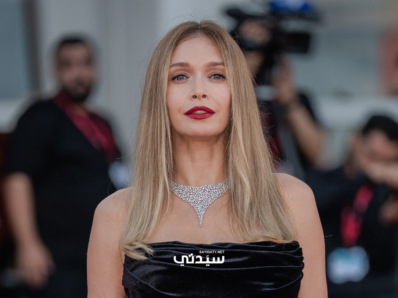 مكياج النجمات في مهرجان فينيسيا بيومه السابع يجمع بين البساطة والأناقة