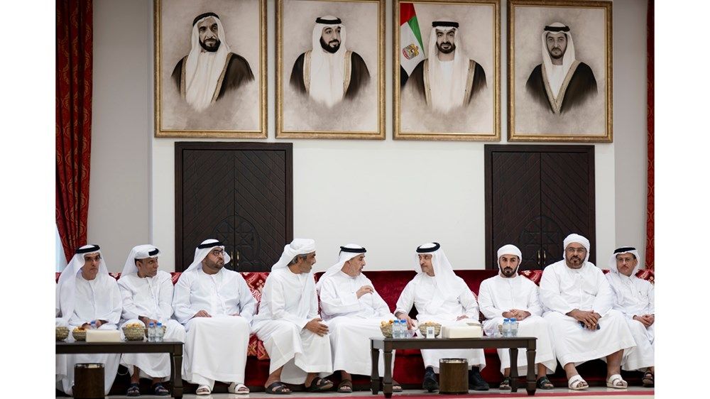هزاع بن زايد يُقدّم واجب العزاء في وفاة علي بخيت علي سليمان المزروعي