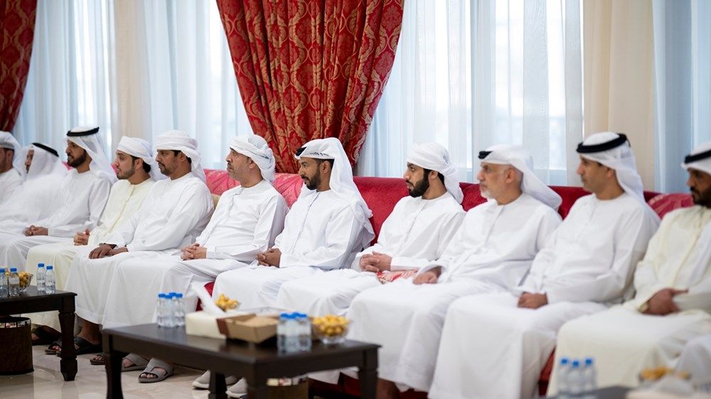 هزاع بن زايد يُقدّم واجب العزاء في وفاة علي بخيت علي سليمان المزروعي