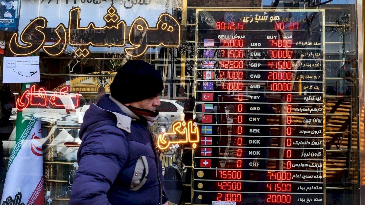 عودة العقوبات الدولية على إيران وتصاعد المخاوف من تداعيات خطيرة
