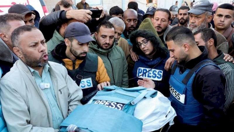 الغارديان: إسرائيل تحاول التحكم في الحقائق التي تخرج من غزة بقتل الصحفيين