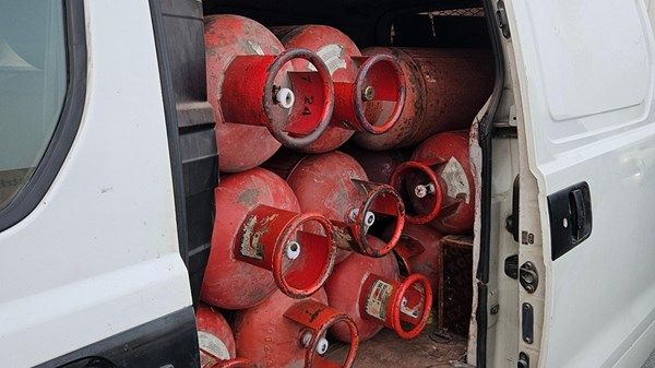ضبط حافلة ركاب محمّلة بأسطوانات غاز في دبي