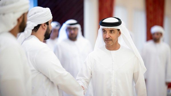 هزاع بن زايد يُقدّم واجب العزاء في وفاة علي بخيت علي سليمان المزروعي