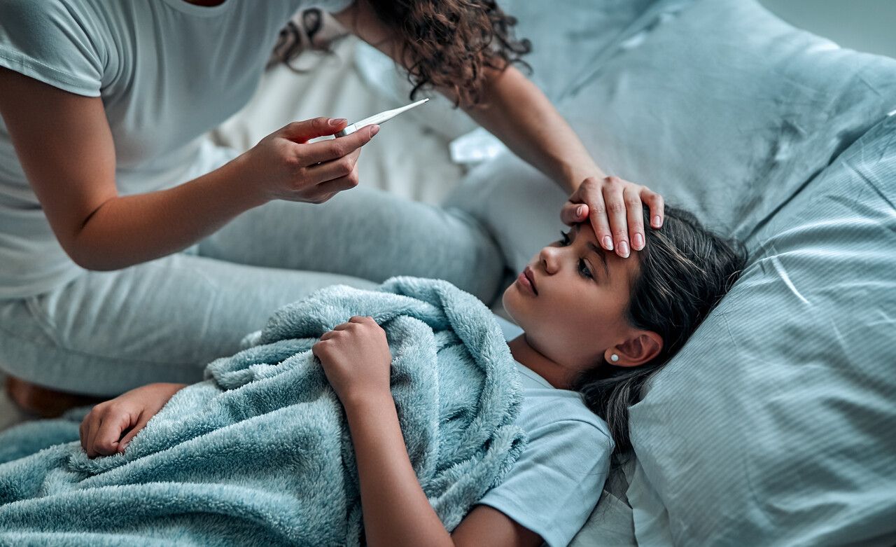 الحمى المتكررة عند الأطفال .. أسبابها وطرق علاجها