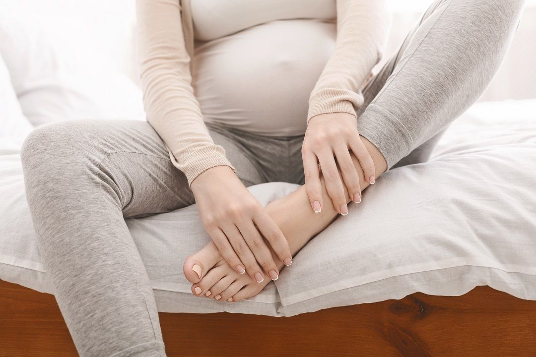 هل احتباس السوائل بجسم الحامل أمر طبيعي؟ ومتى تقلق؟