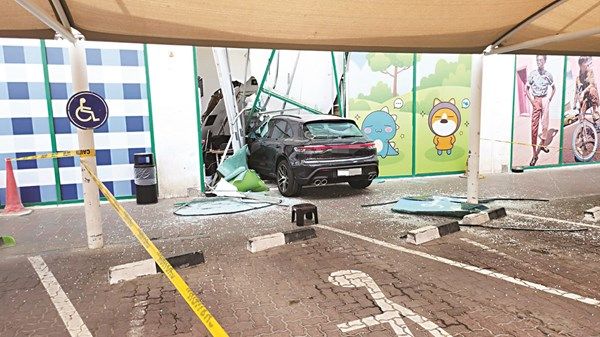 ارتباك سائقة يتسبب في اقتحام مركبتها لمحل تجاري