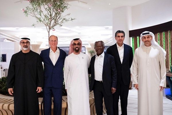 طحنون بن زايد يلتقي لاري فينك رئيس مجلس الإدارة والرئيس التنفيذي لـ«بلاك روك»