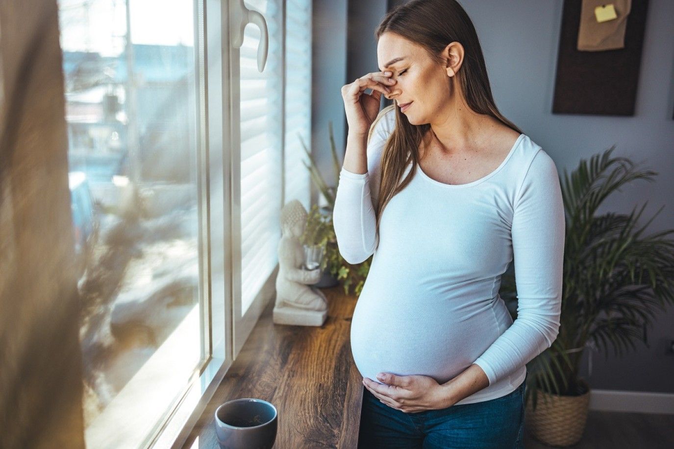 هل احتباس السوائل بجسم الحامل أمر طبيعي؟ ومتى تقلق؟