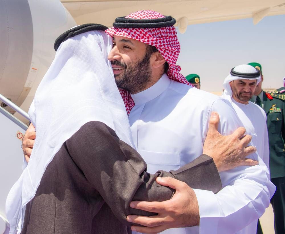 رئيس الإمارات يصل إلى الرياض وولي العهد في مقدمة مستقبليه