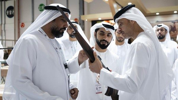 هزاع بن زايد يزور معرض أبوظبي الدولي للصيد والفروسية