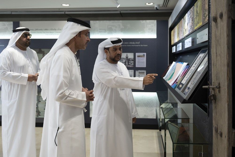 هزاع بن زايد يزور بلدية مدينة العين ويطّلع على أبرز مشاريعها التطويرية
