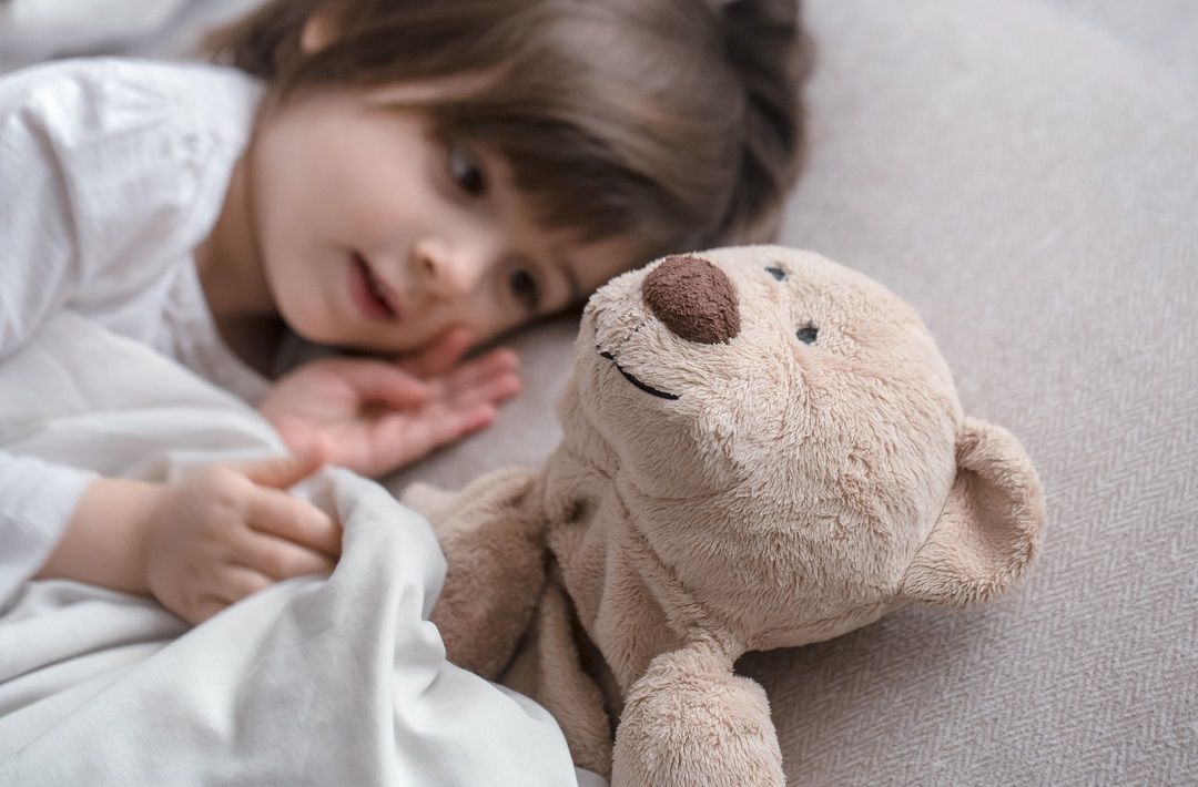 مشكلتي: طفلي يتحدث مع نفسه وصديقه الوهمي ... متى يصبح الأمر خطراً؟ 