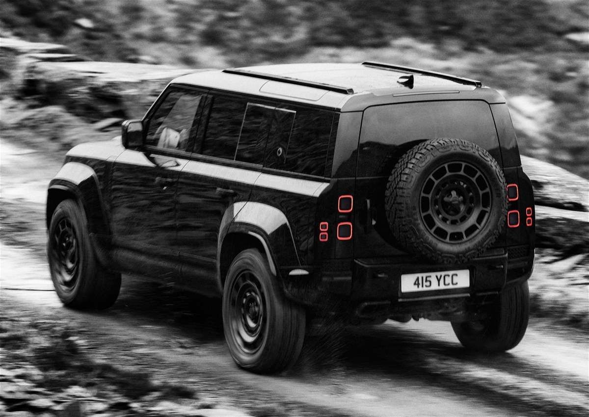 لاندروفر ديفندر أوكتا بلاك: سوبركار في هيئة SUV أو عرض أزياء على عجلات؟