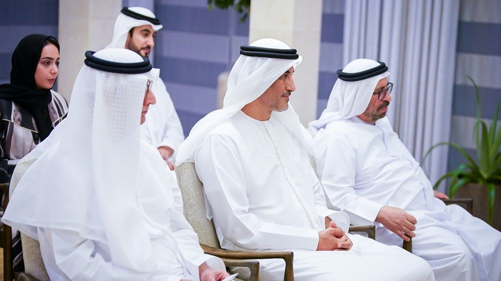عبدالله بن زايد ووزير خارجية البحرين يبحثان العلاقات الأخوية بين البلدين