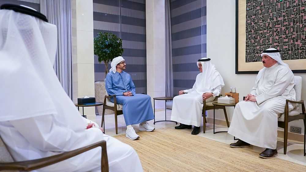 عبدالله بن زايد ووزير خارجية البحرين يبحثان العلاقات الأخوية بين البلدين