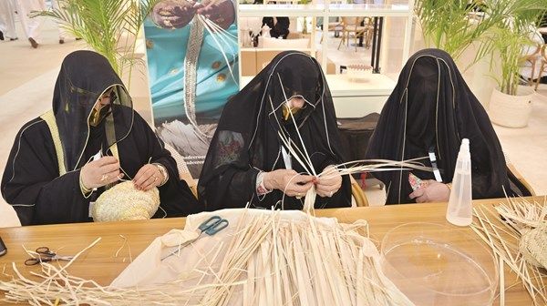 إبداعات وحضور وابتكارات نسائية تزيّن «أبوظبي للصيد والفروسية»