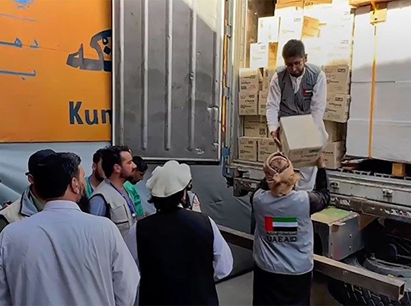 الهلال الأحمر يسلم الدفعة الأولى من المساعدات الطبية للشعب الأفغاني