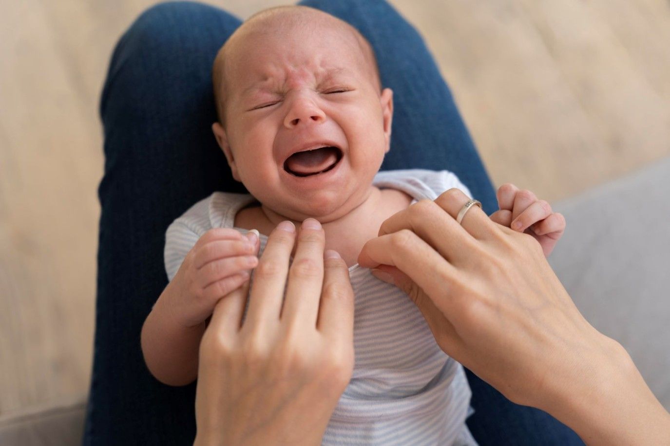 لماذا يبكي رضيعكِ أثناء التبوُّل في شهوره الثلاثة الأولى؟